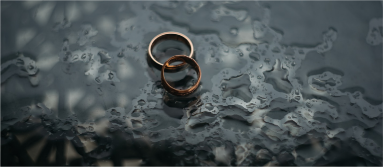 Un par de anillos sobre restos de agua